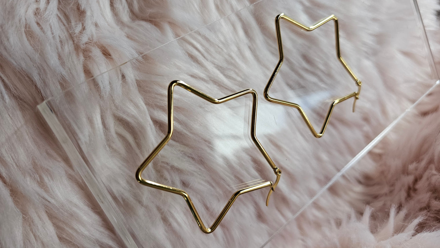 Boucles d’Oreilles Étoile en Acier Doré – Simplicité et Originalité