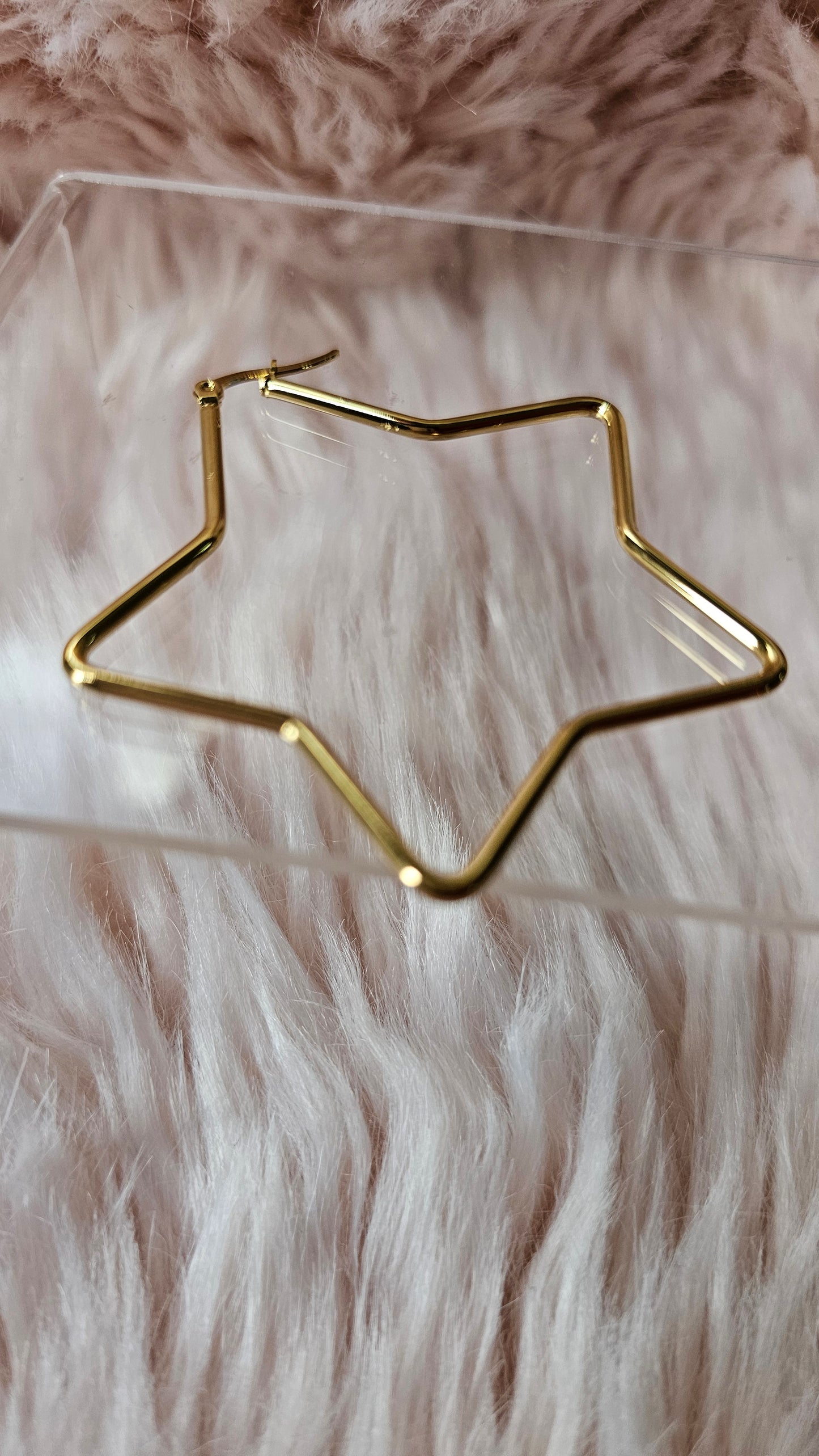 Boucles d’Oreilles Étoile en Acier Doré – Simplicité et Originalité