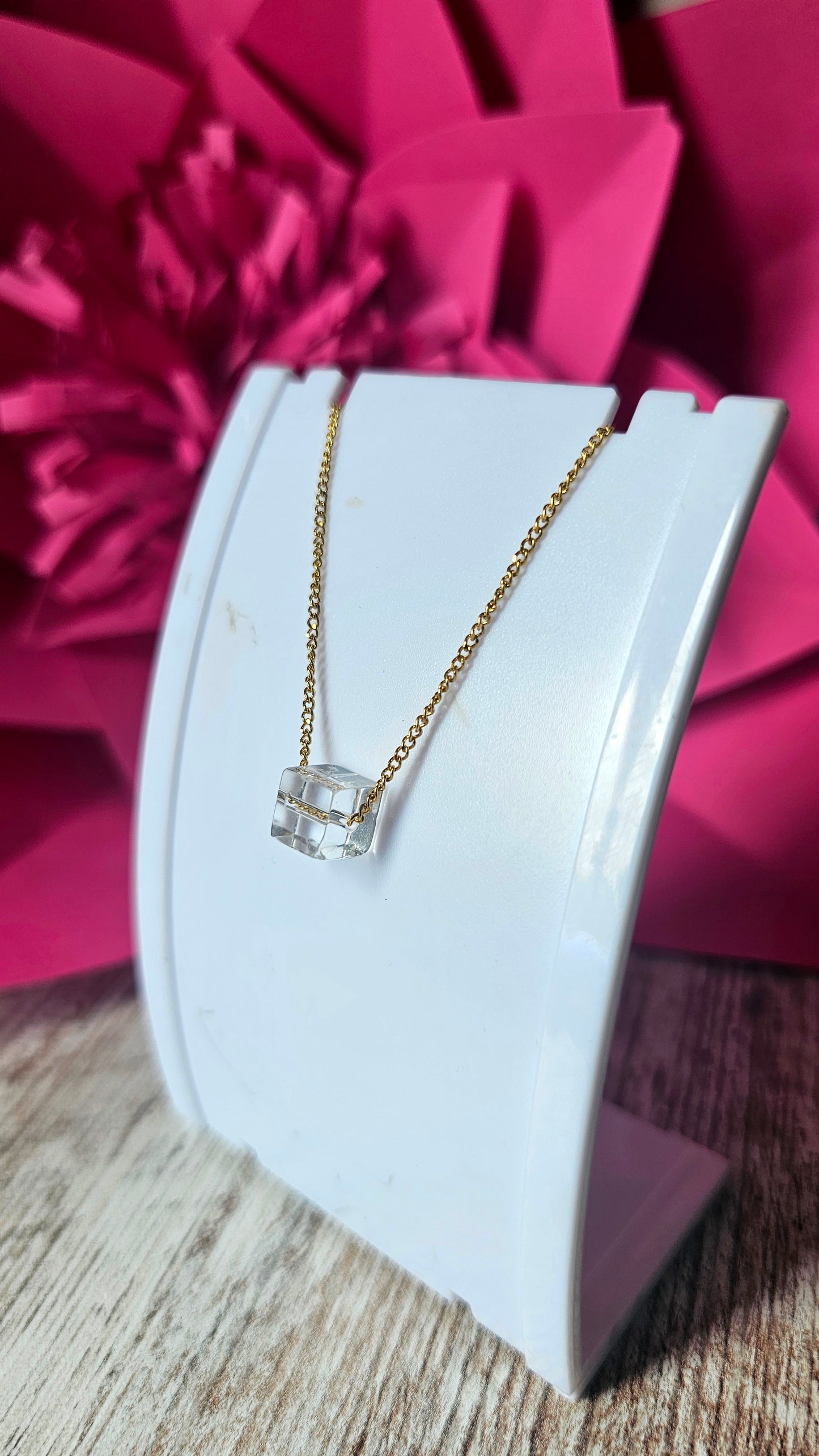 Collier en acier doré avec pendentif cube en verre transparent