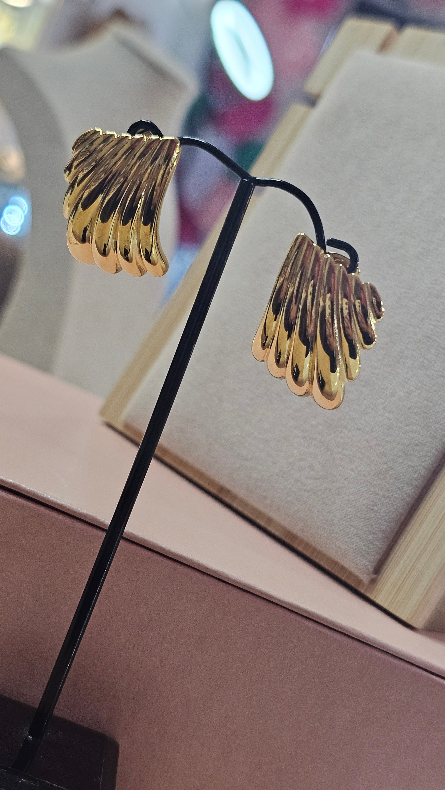 Boucles d'oreilles dorées en acier avec effet plissé