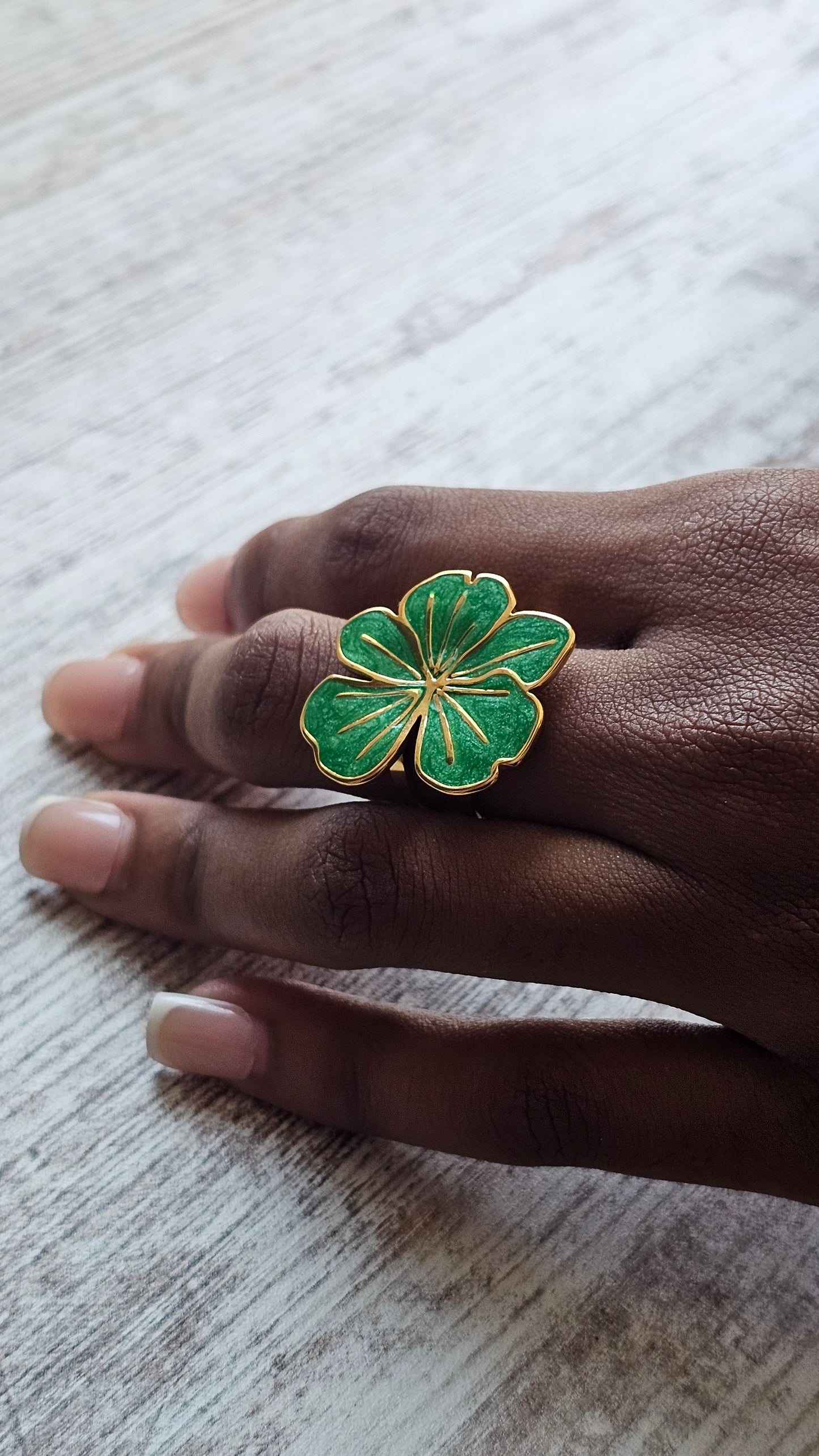 Bague fleur dorée avec pétales verts