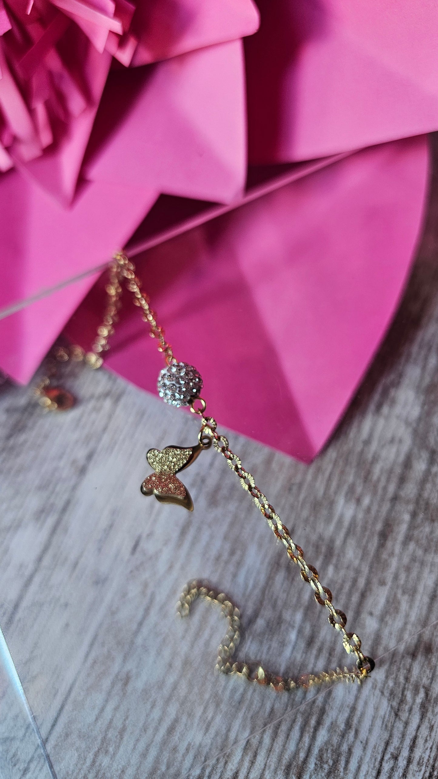 Chevillère dorée avec papillon et perle cristalline