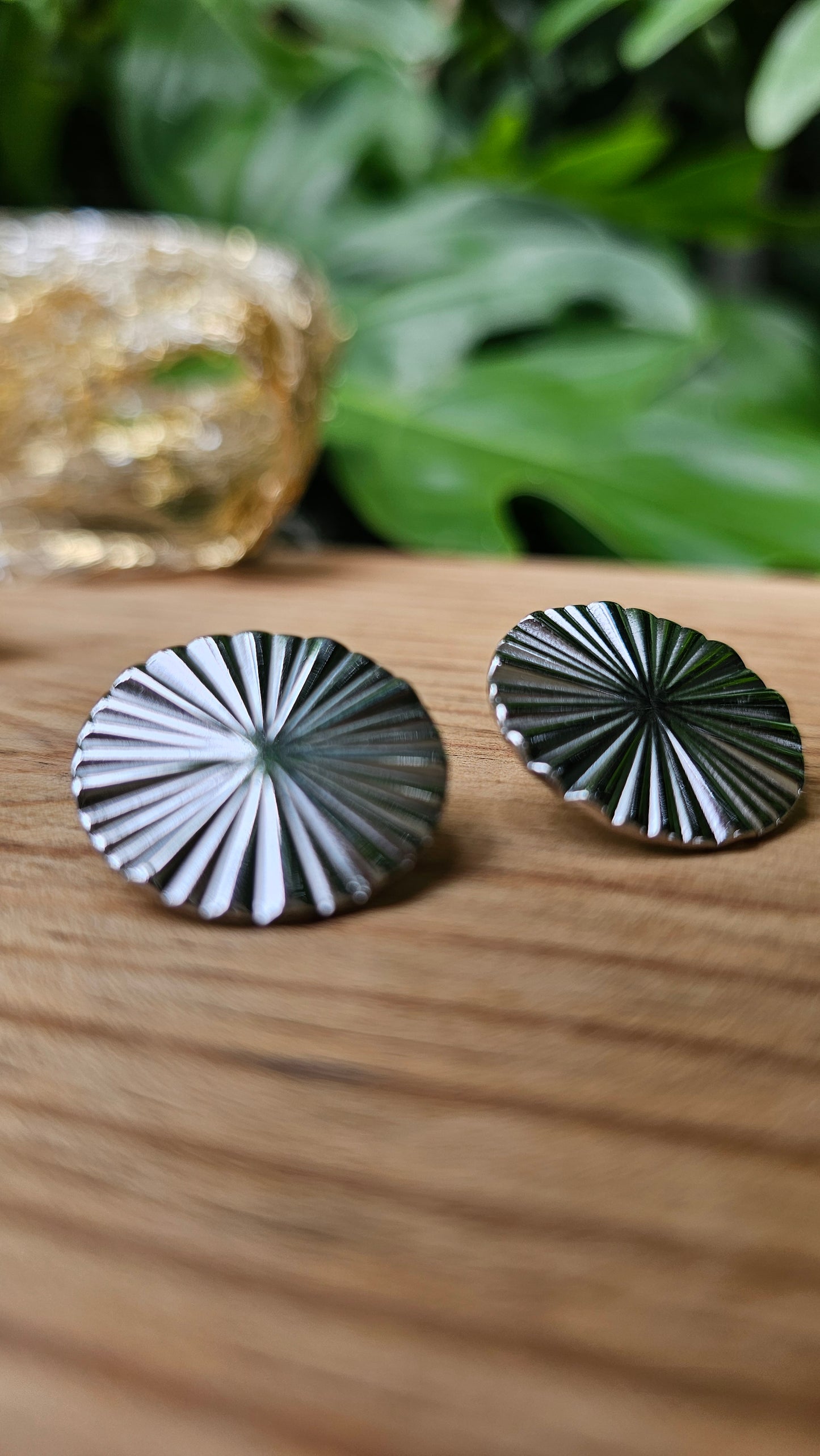 Boucles d'oreilles rondes en acier inoxydable doré et argenté.