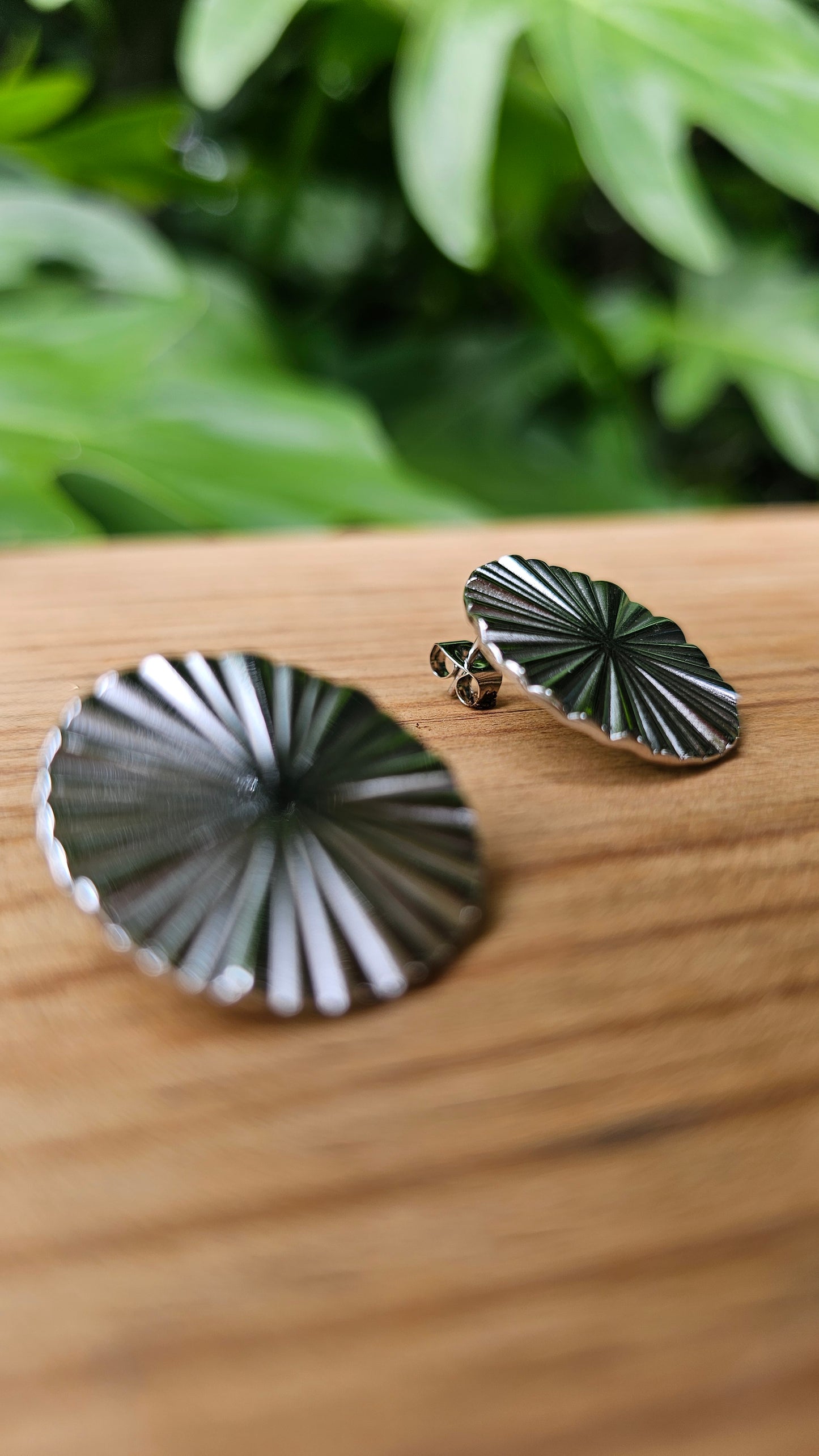 Boucles d'oreilles rondes en acier inoxydable doré et argenté.