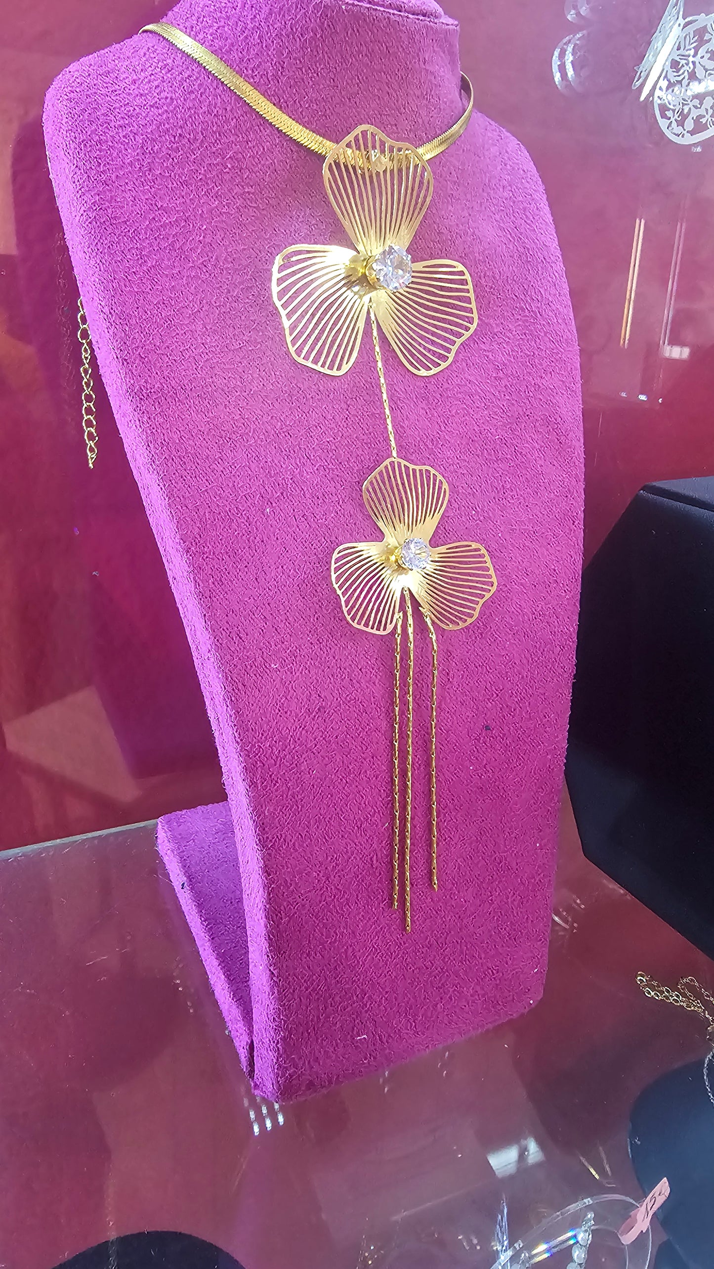 Collier doré à fleurs ajourées et cristaux