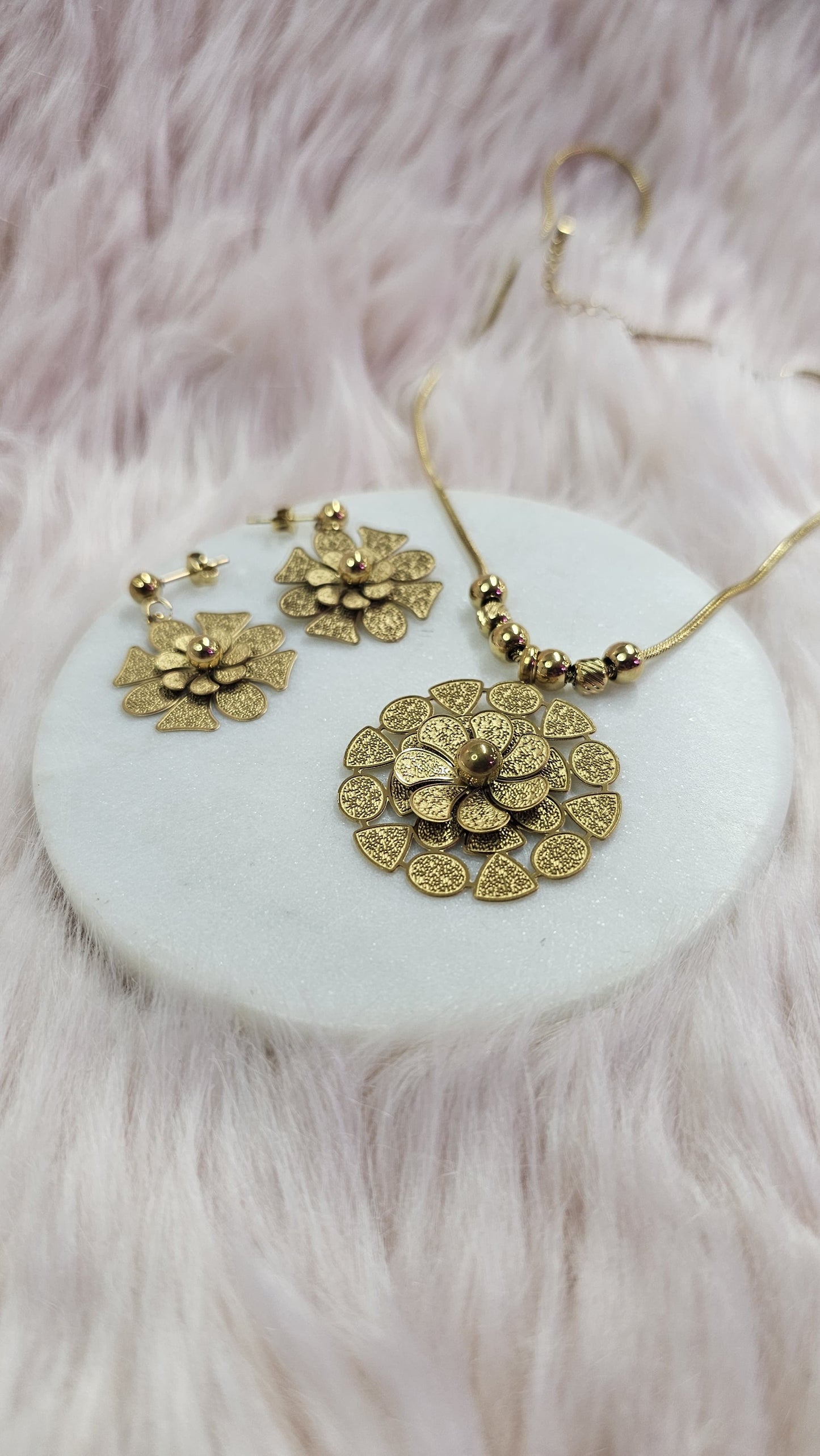 Parure dorée fleur texturée – collier + boucles assorties