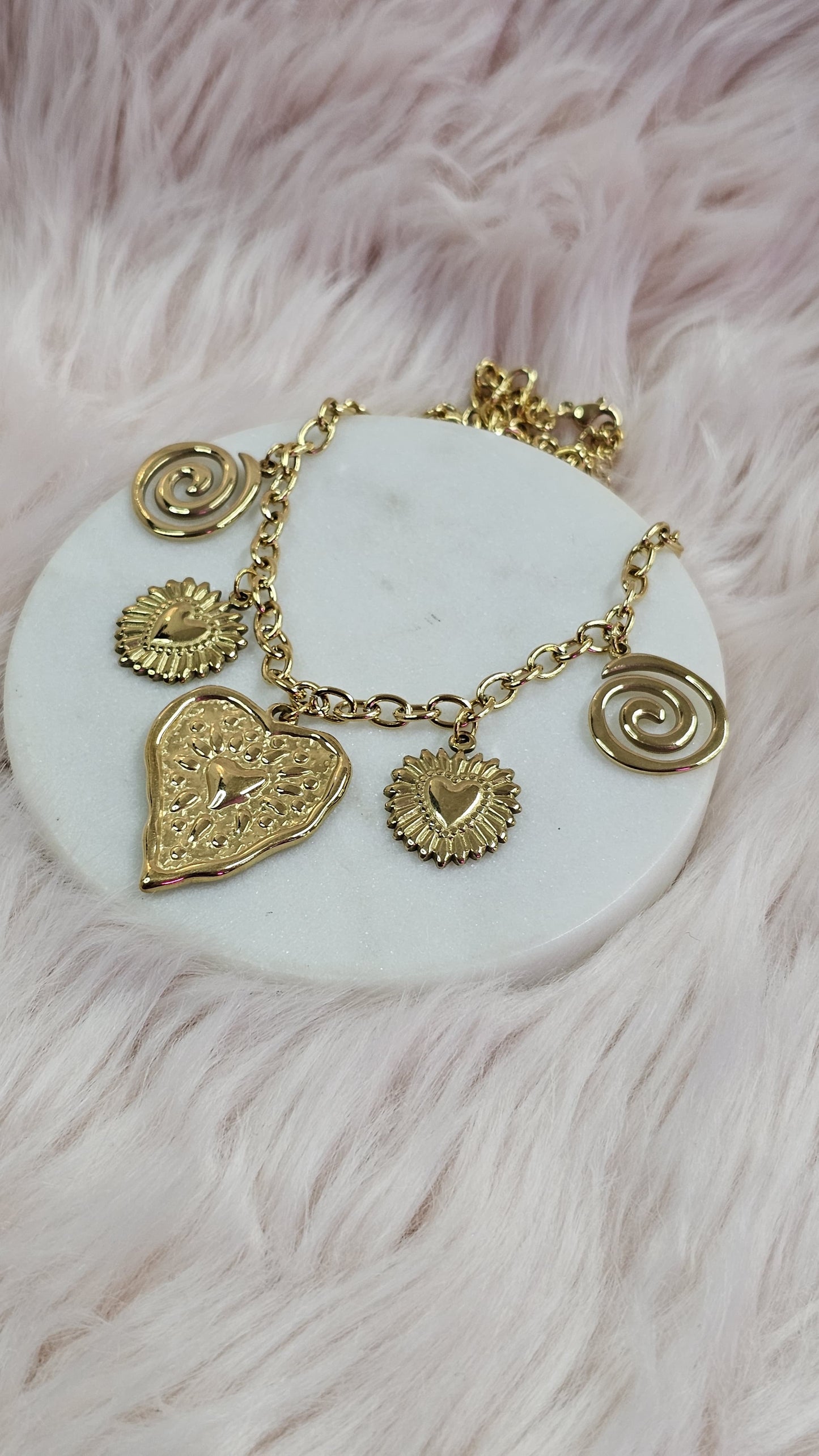 Collier doré pendentifs symboliques – cœurs & spirales