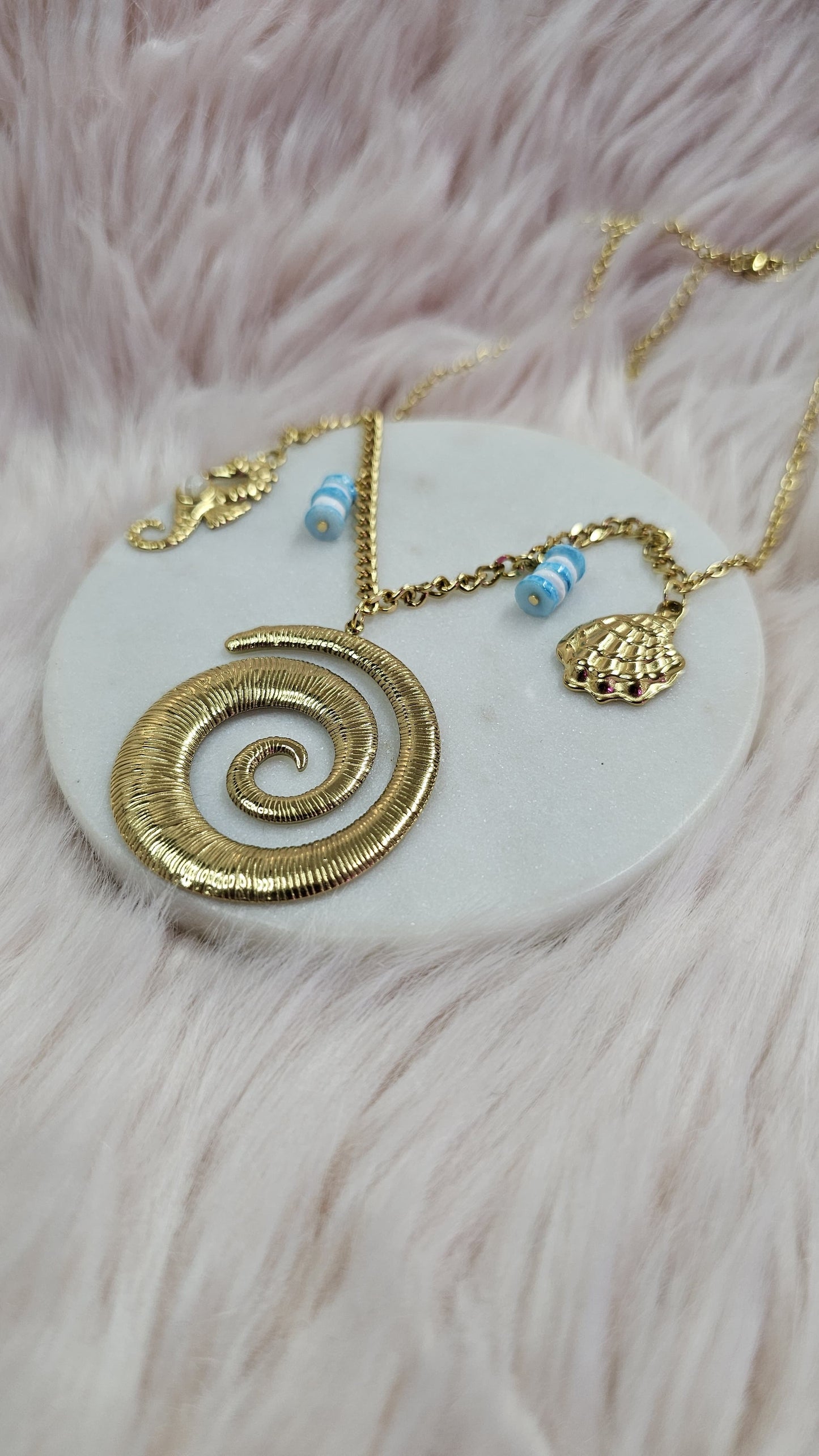 Collier doré spirale & charms coquillage – esprit bord de mer