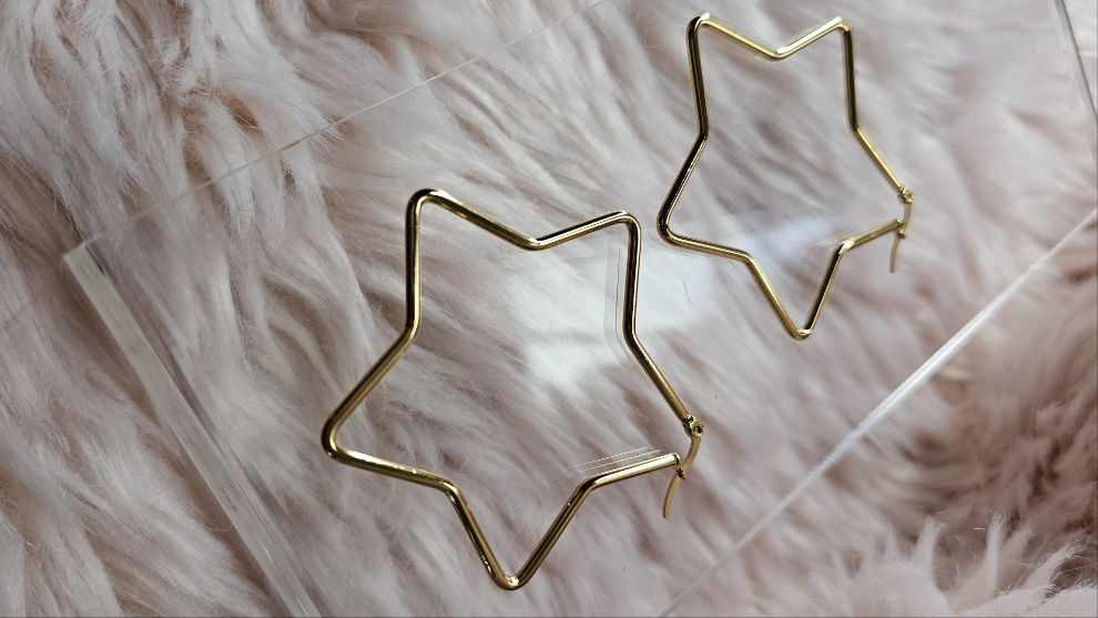 Boucles d’Oreilles Étoile en Acier Doré – Simplicité et Originalité