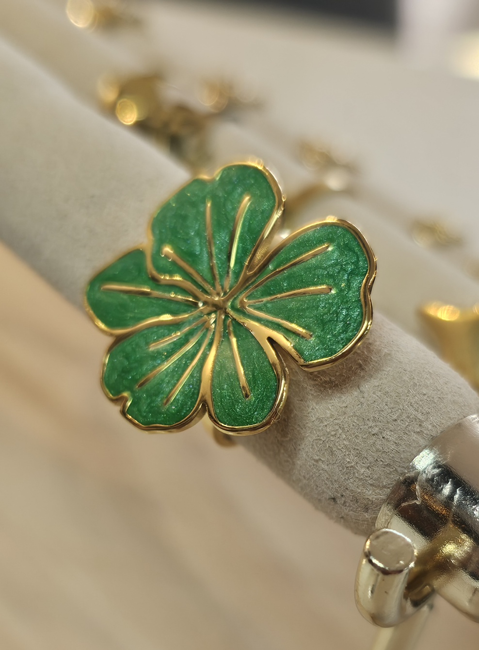 Bague fleur dorée avec pétales verts