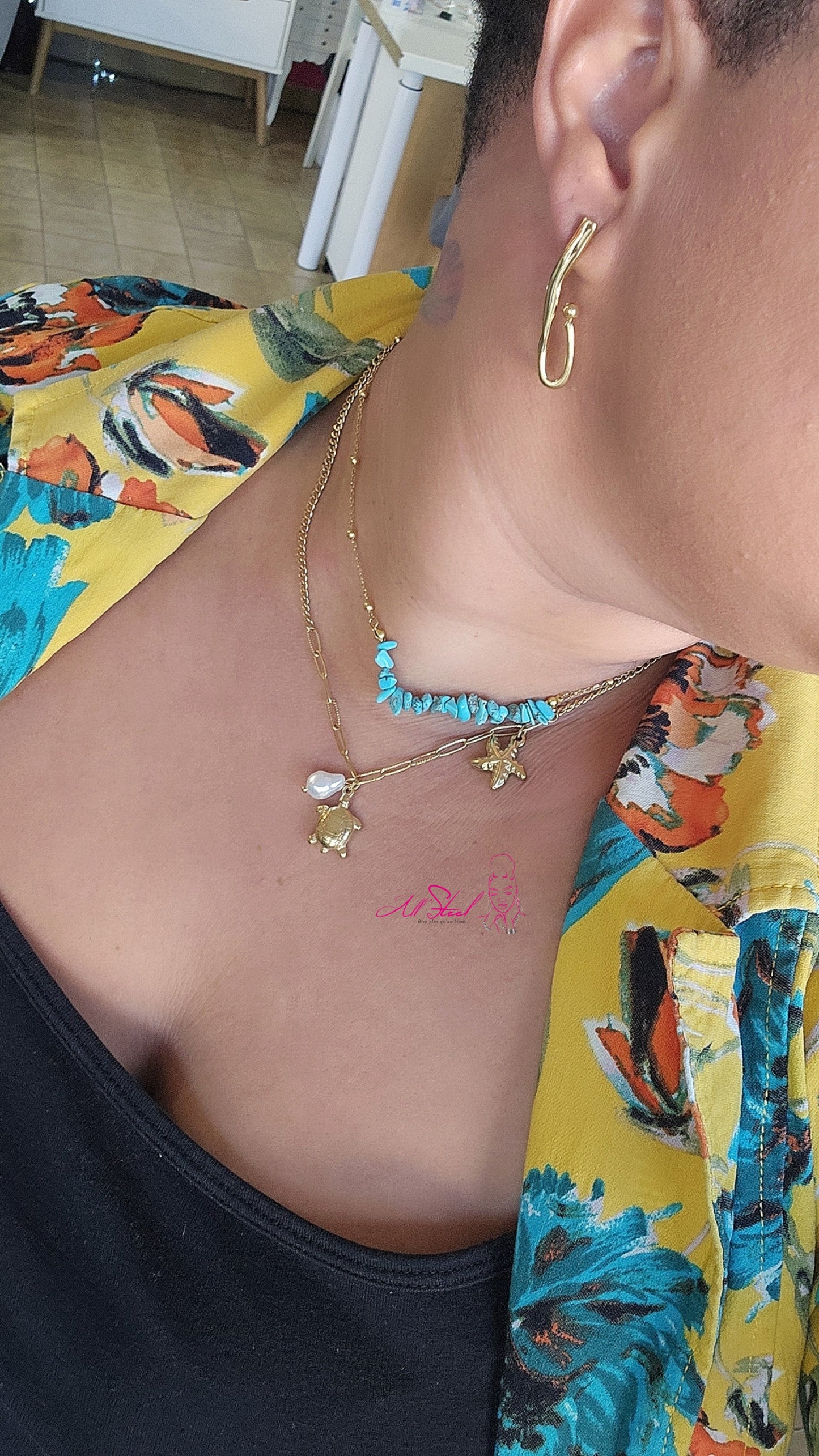 Collier double rang doré avec pendentifs tortue et étoile de mer