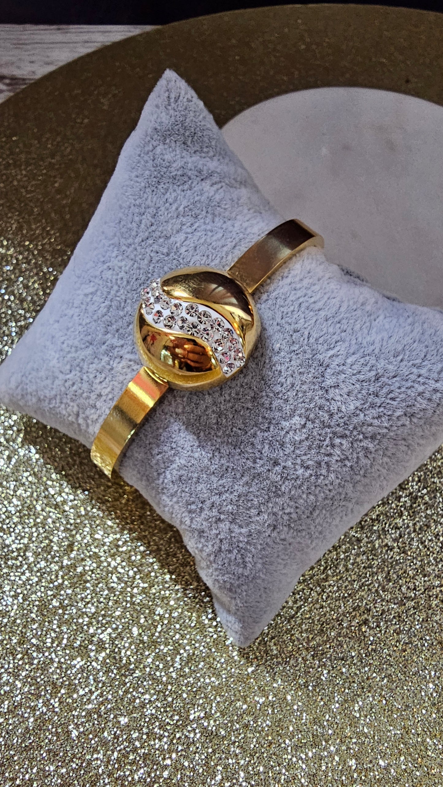 Bracelet doré avec orbe et cristaux étincelants