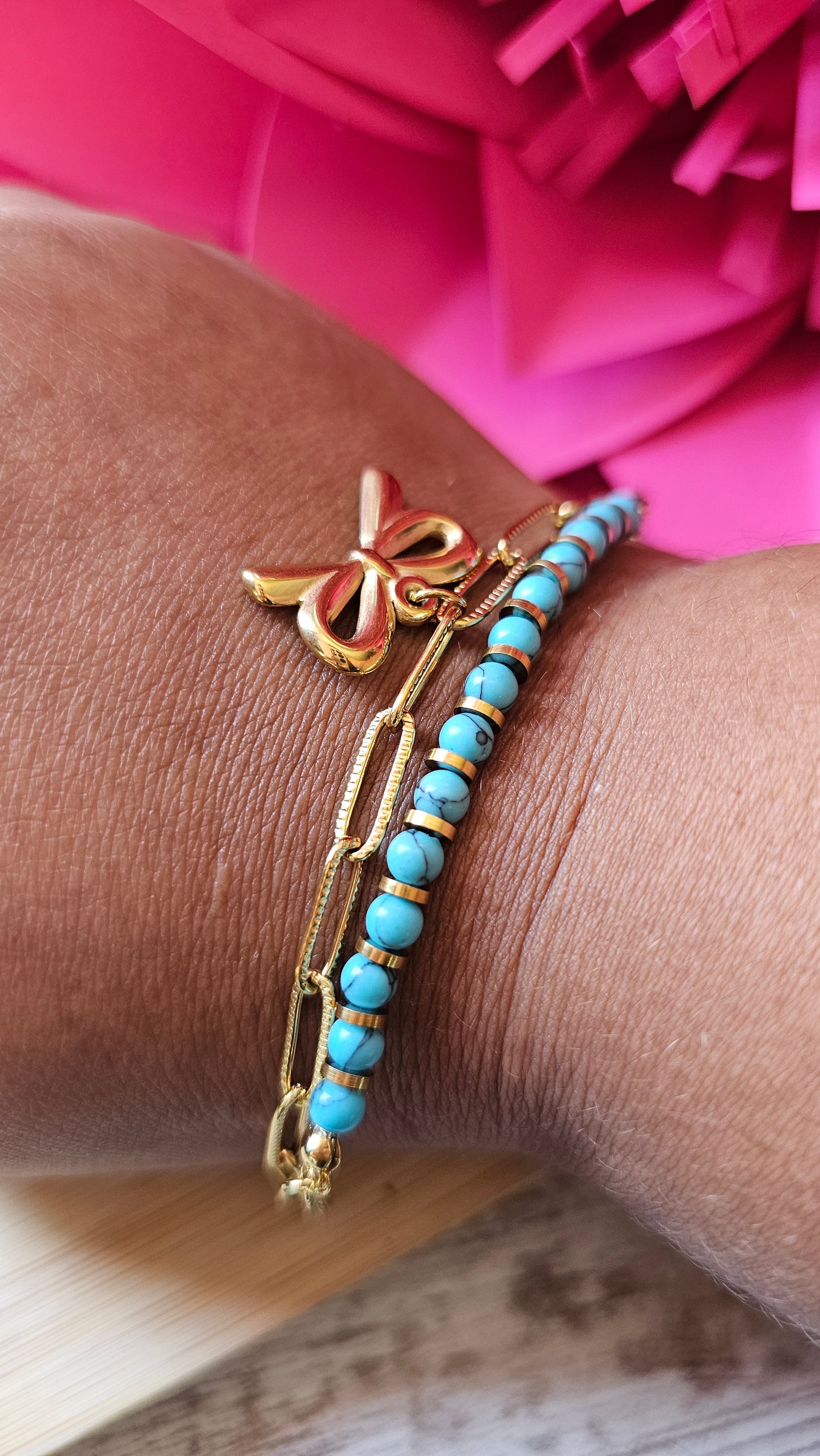 Bracelet en acier inoxydable doré avec nœud et perles turquoise