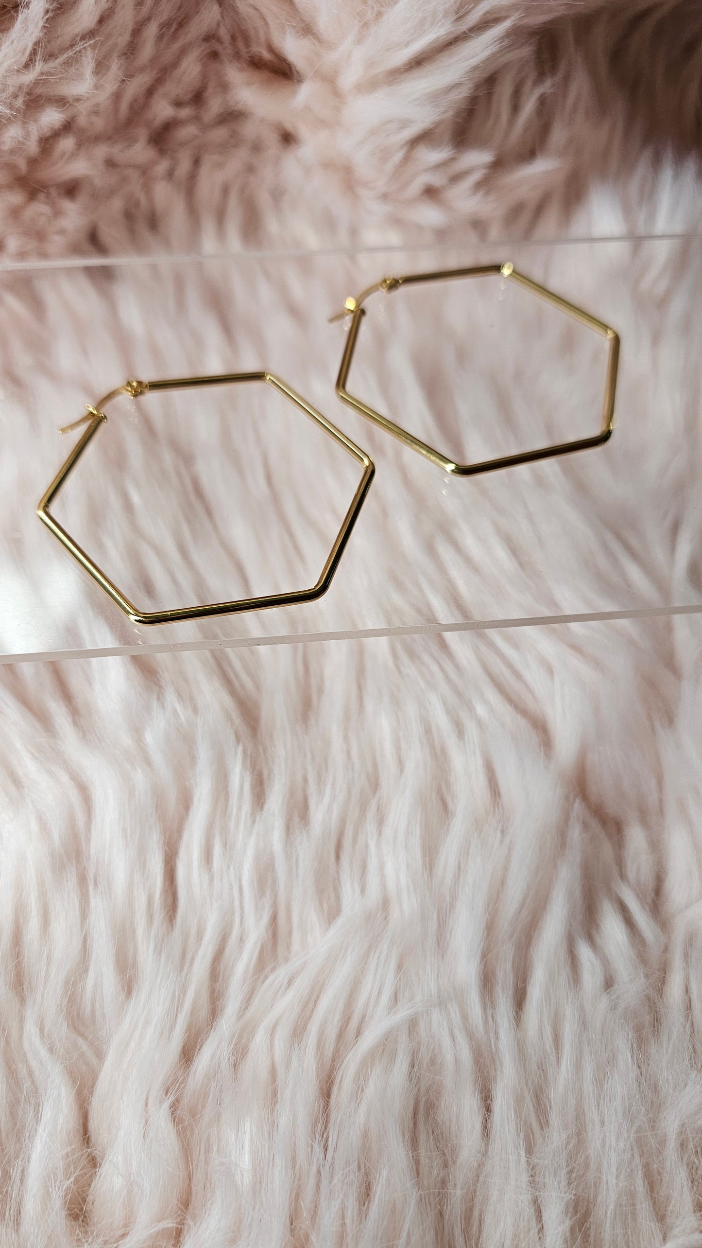 Boucles d’Oreilles Hexagonales en Acier Inoxydable – Modernité et Structure