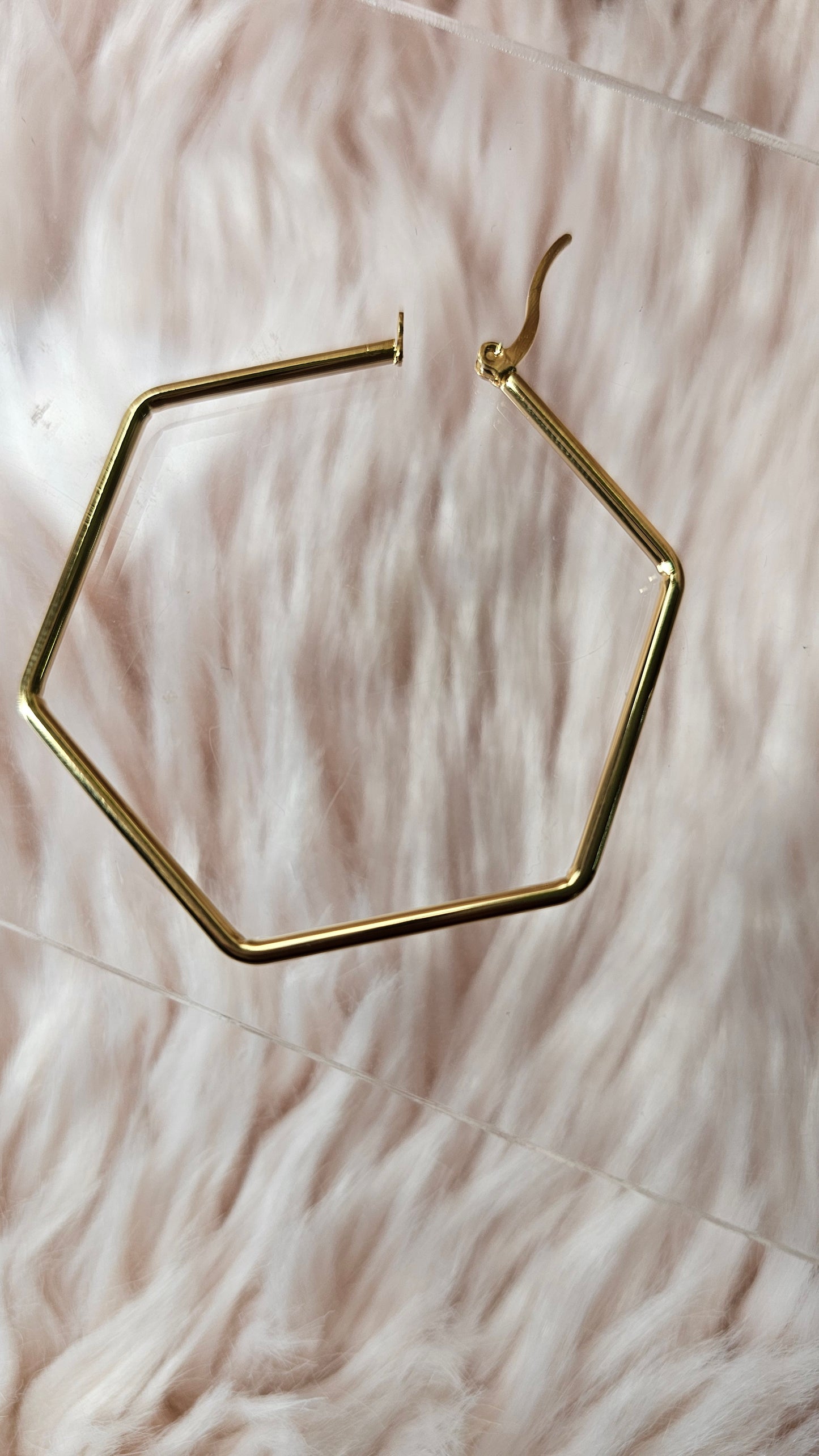 Boucles d’Oreilles Hexagonales en Acier Inoxydable – Modernité et Structure