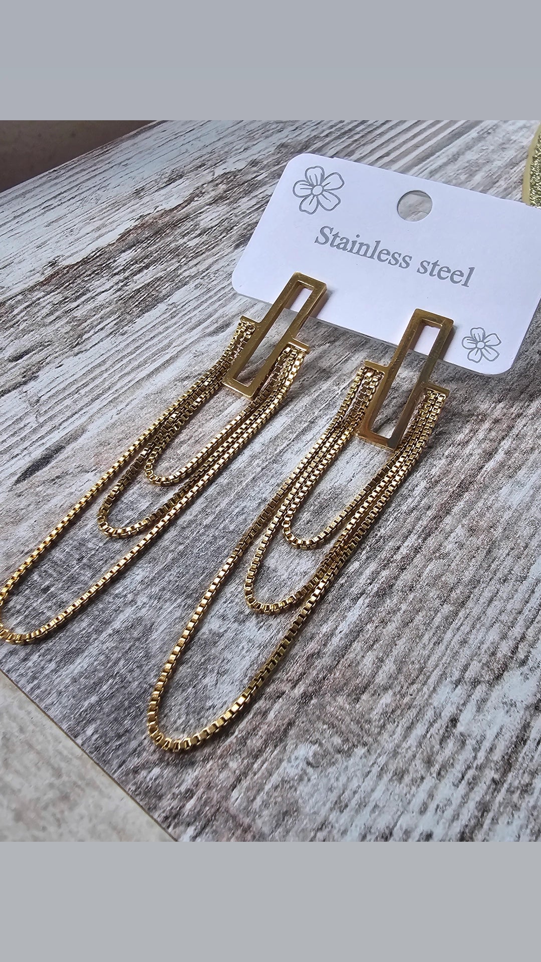 Boucles d’oreilles longues en acier inoxydable doré.
