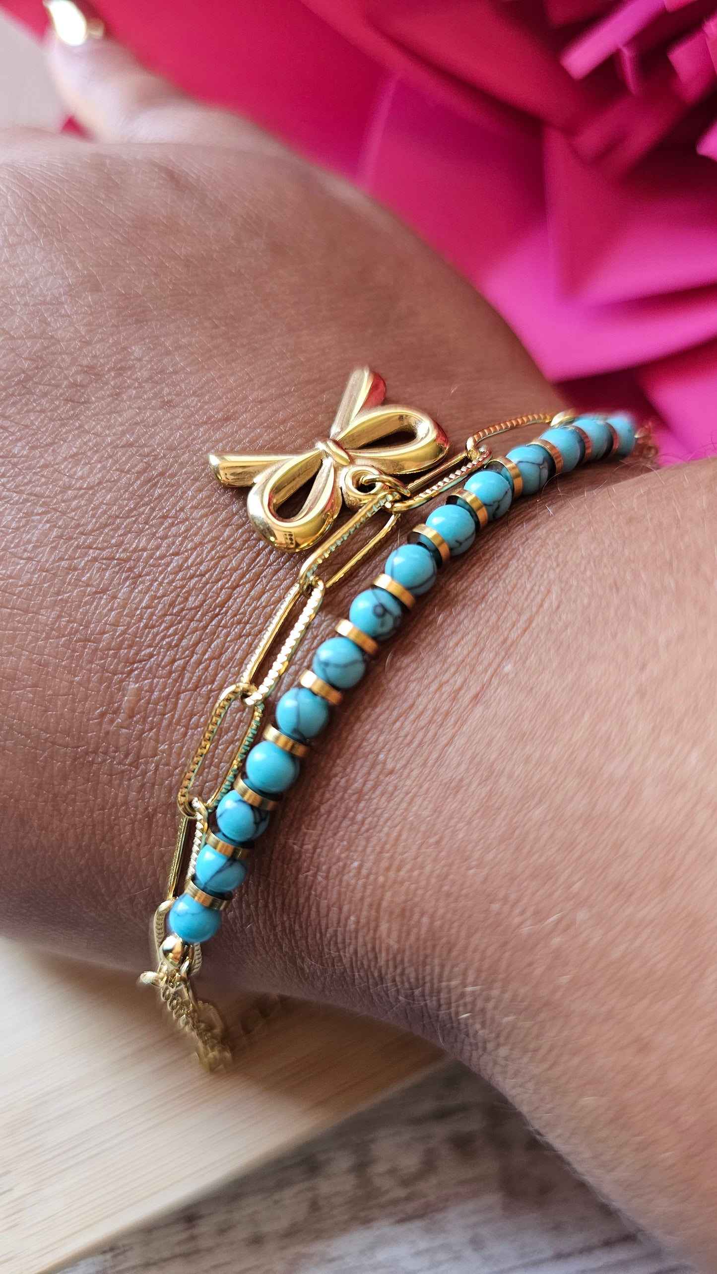 Bracelet en acier inoxydable doré avec nœud et perles turquoise