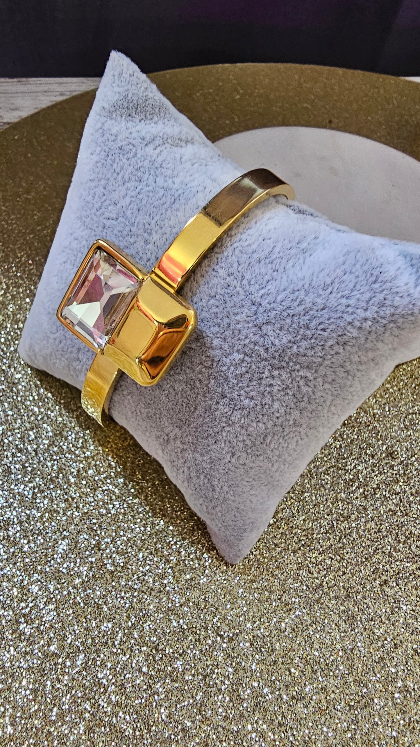 Bracelet doré orné d'un cristal carré étincelant