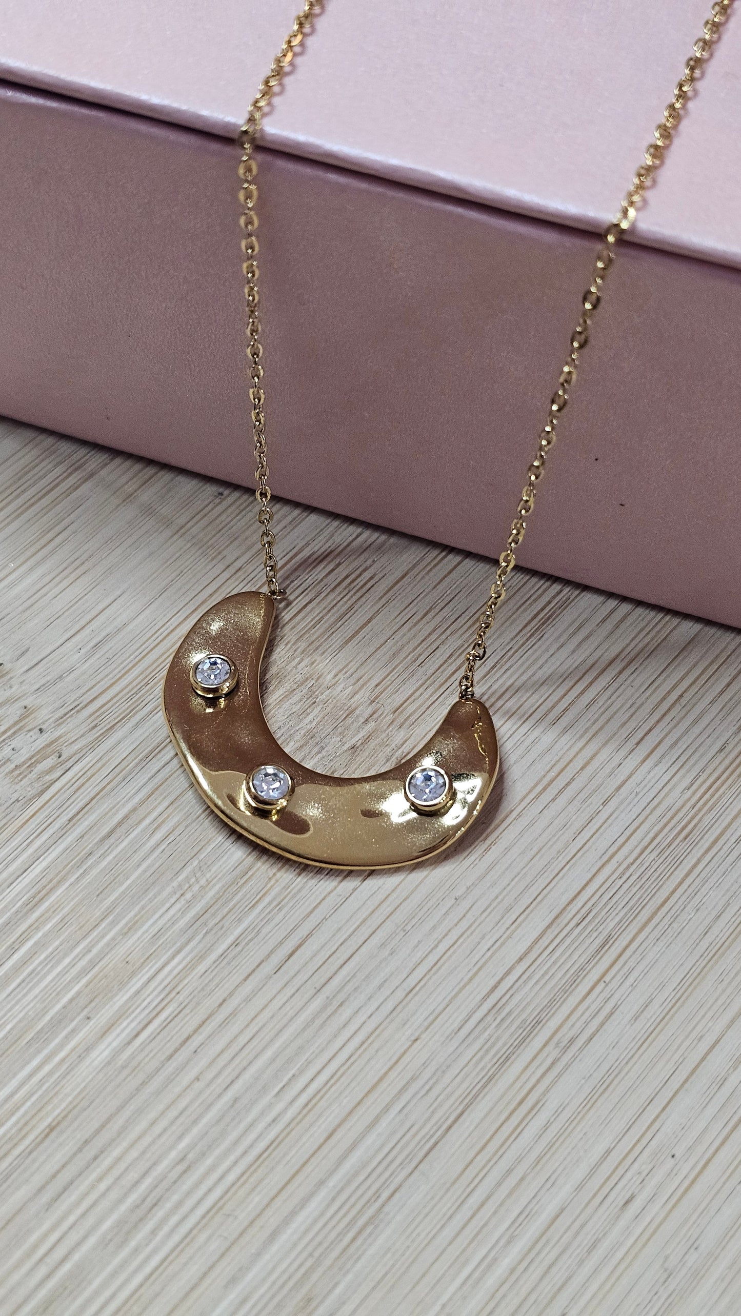 Collier en acier doré avec pendentif incurvé