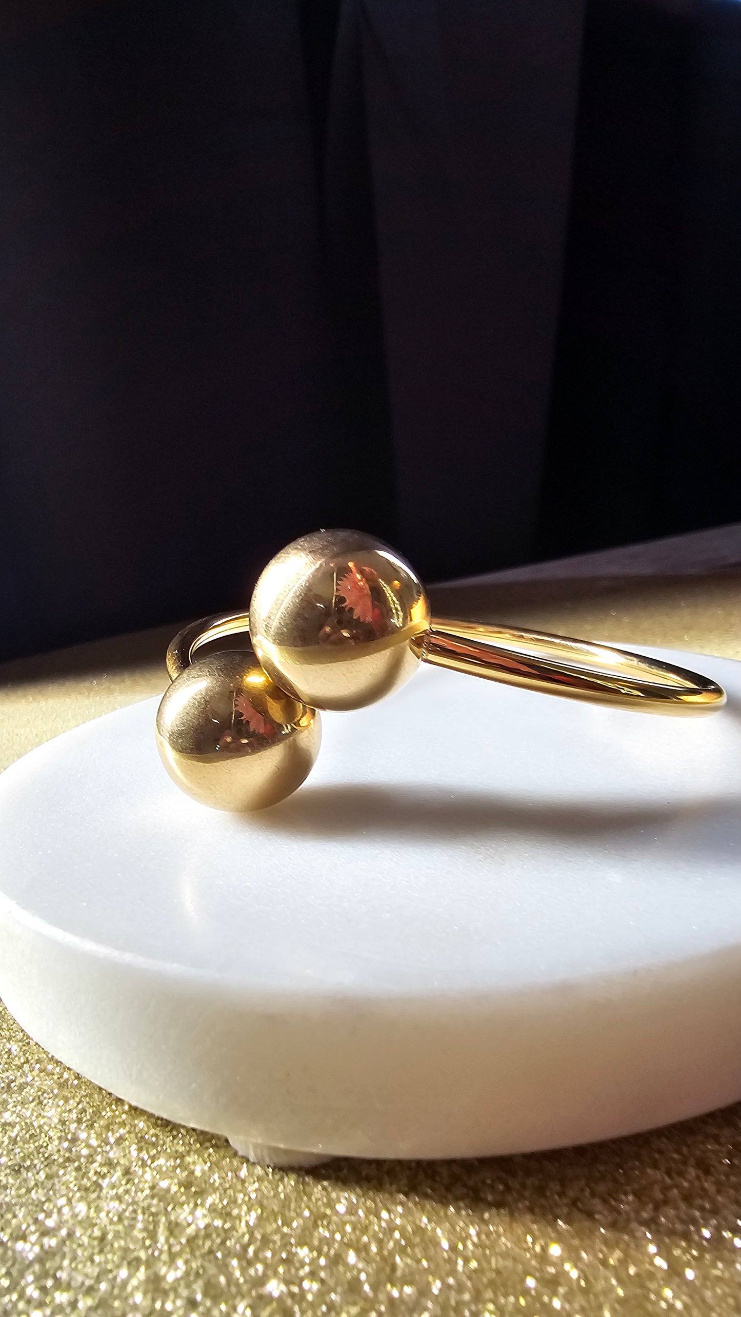 Bracelet doré avec sphères en acier inoxydable