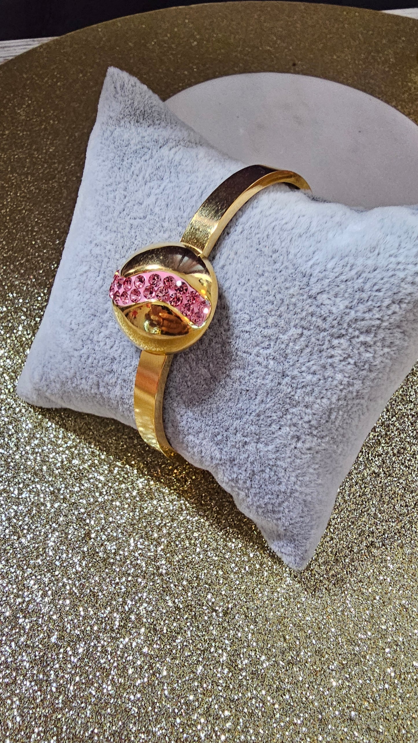 Bracelet doré avec orbe et cristaux étincelants