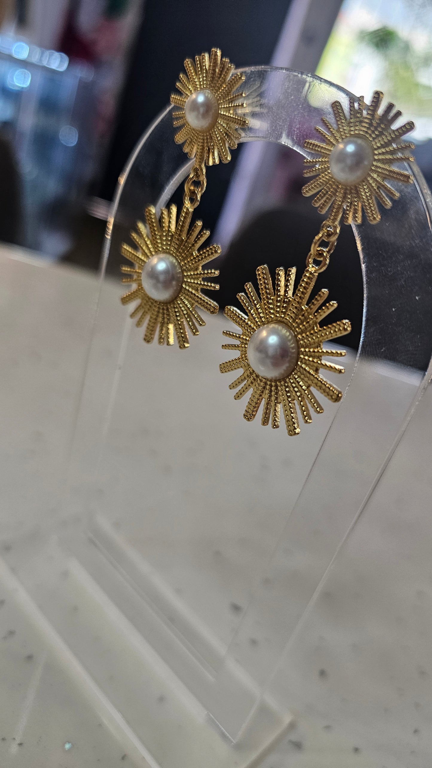 Boucles d'oreilles dorées en forme de soleil