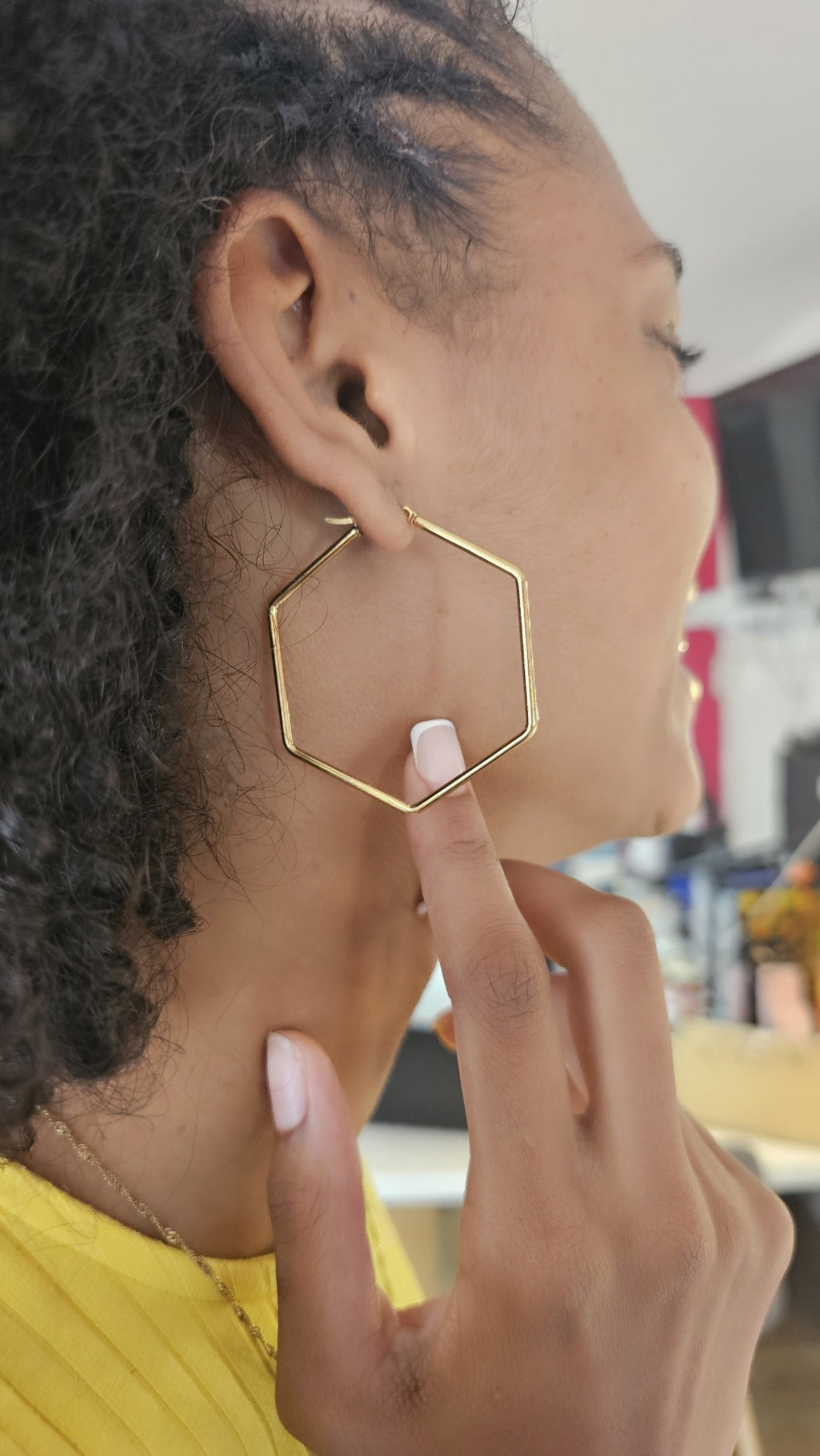 Boucles d’Oreilles Hexagonales en Acier Inoxydable – Modernité et Structure