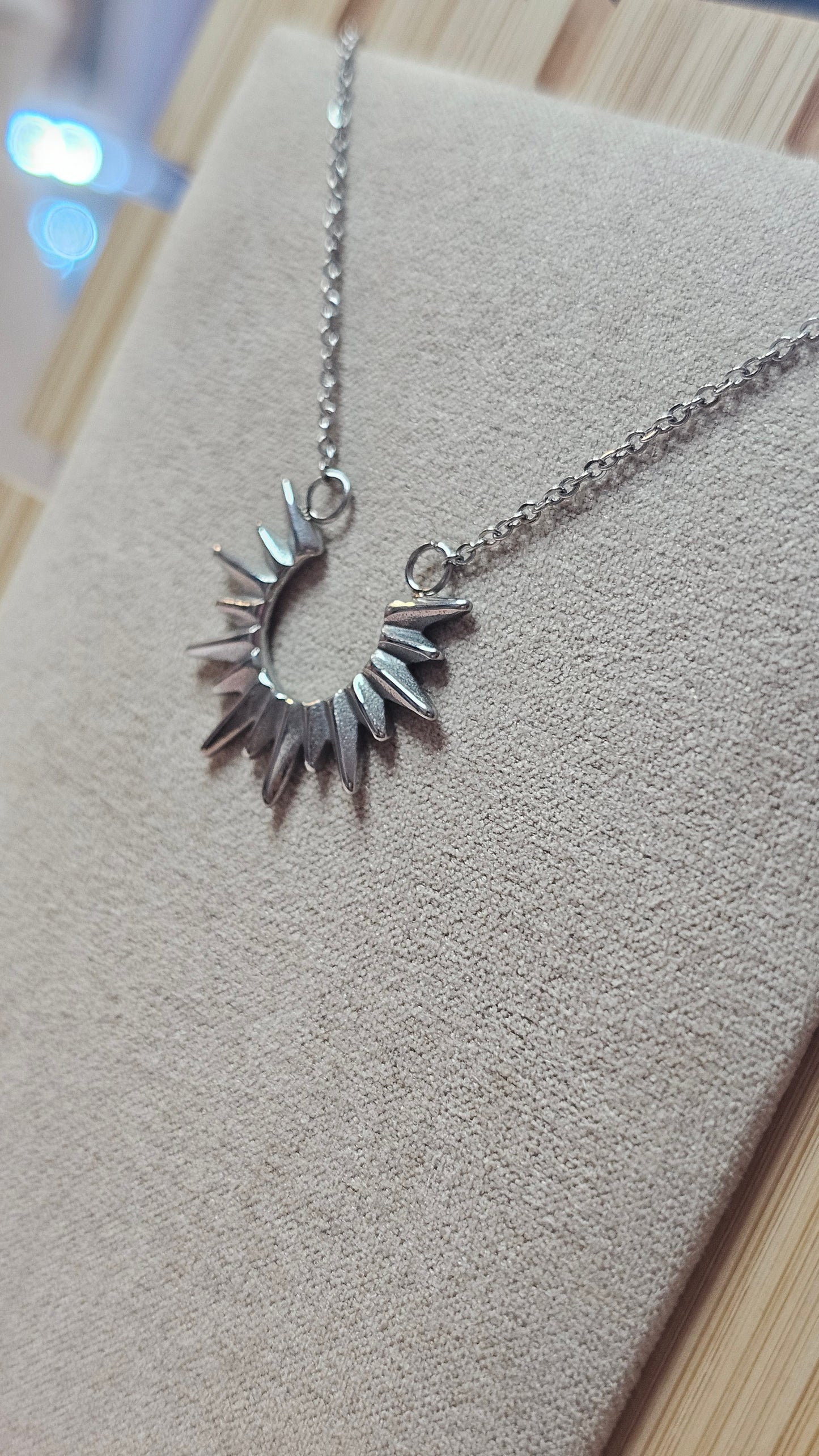 Collier en acier argenté avec pendentif rayonnant