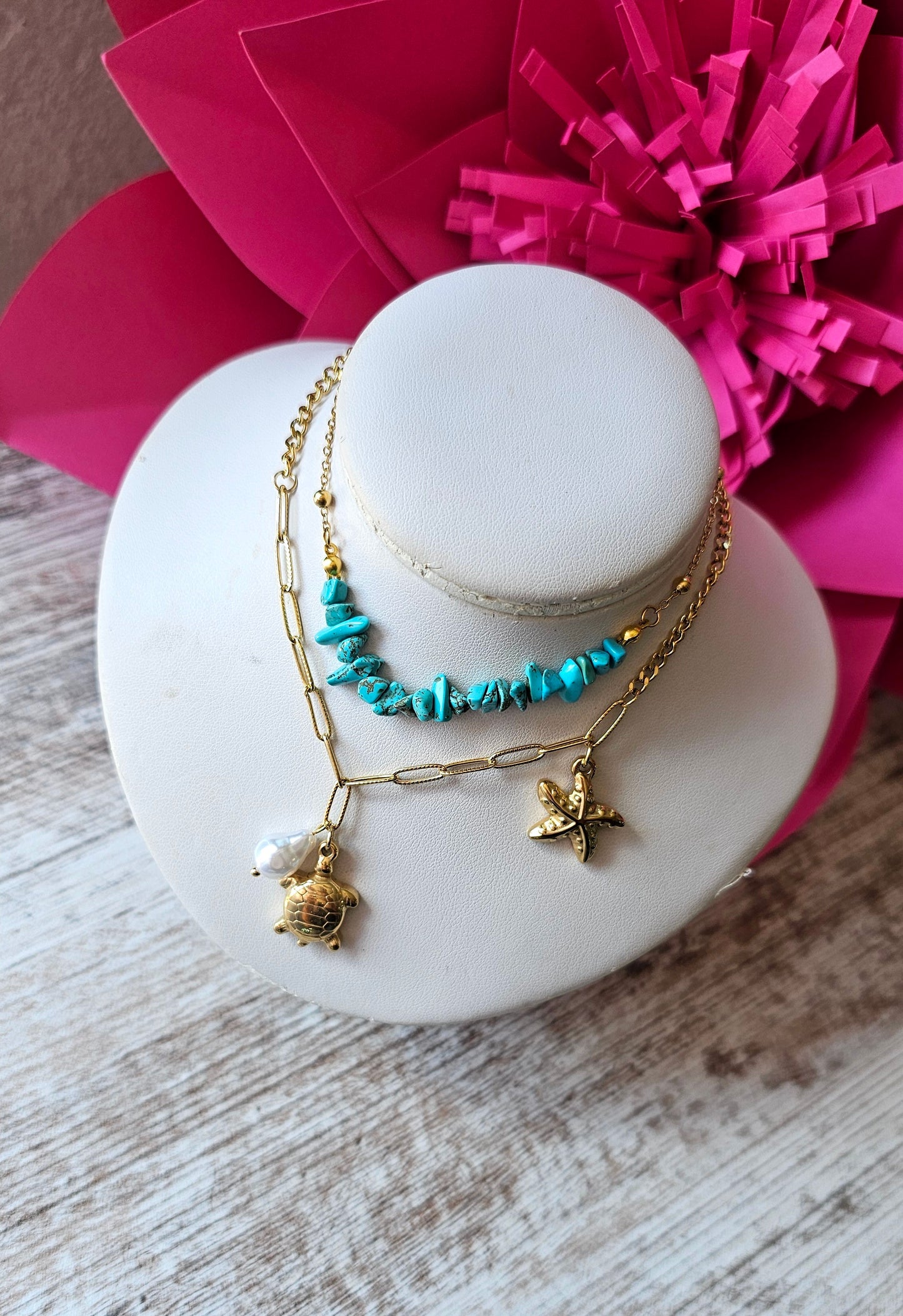 Collier double rang doré avec pendentifs tortue et étoile de mer