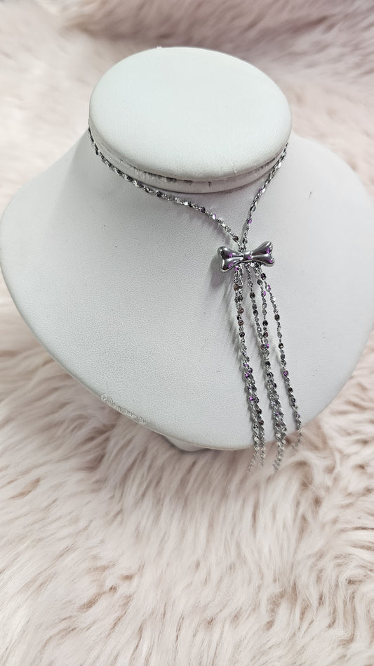 Collier argenté minimaliste – nœud & chaînes fines