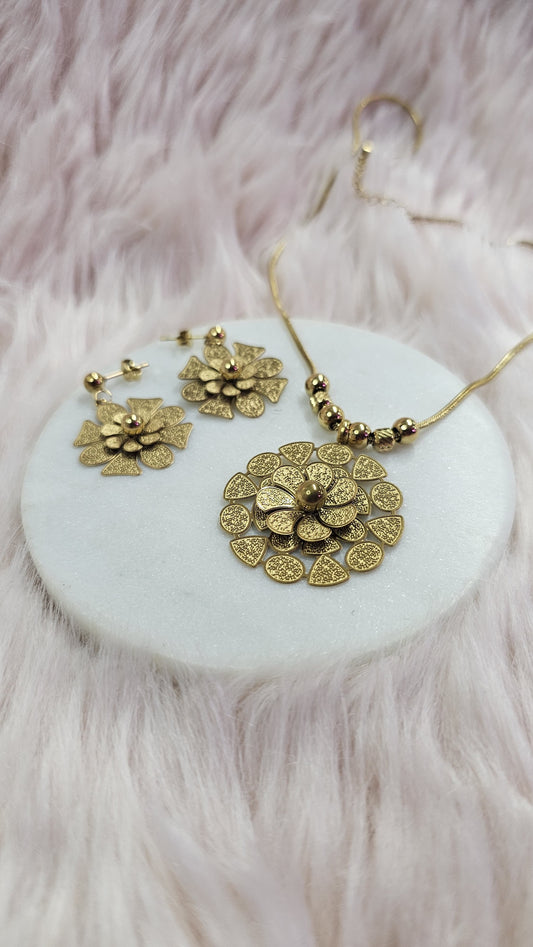 Parure dorée fleur texturée – collier + boucles assorties