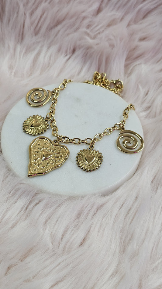 Collier doré pendentifs symboliques – cœurs & spirales