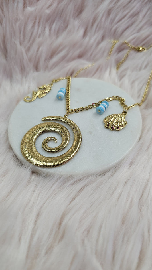 Collier doré spirale & charms coquillage – esprit bord de mer