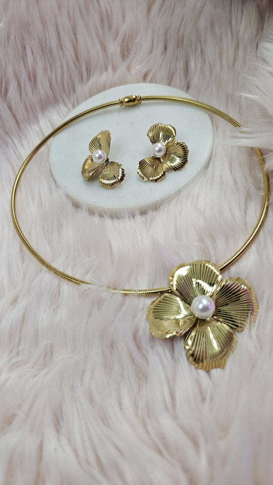Parure fleur dorée & perle nacrée – collier ras-du-cou + boucles
